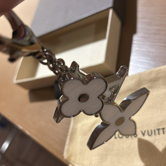 Louis Vuitton Fleur d’ Epi Bag Charm Resin Brass. Nearly New Certified Authentic - Picture 10 of 11